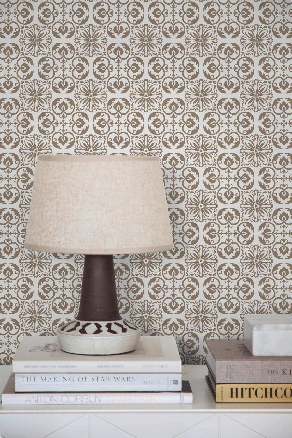 Elegant Victorian Fleur - de - lis Wallpaper - C191 - WallTrend