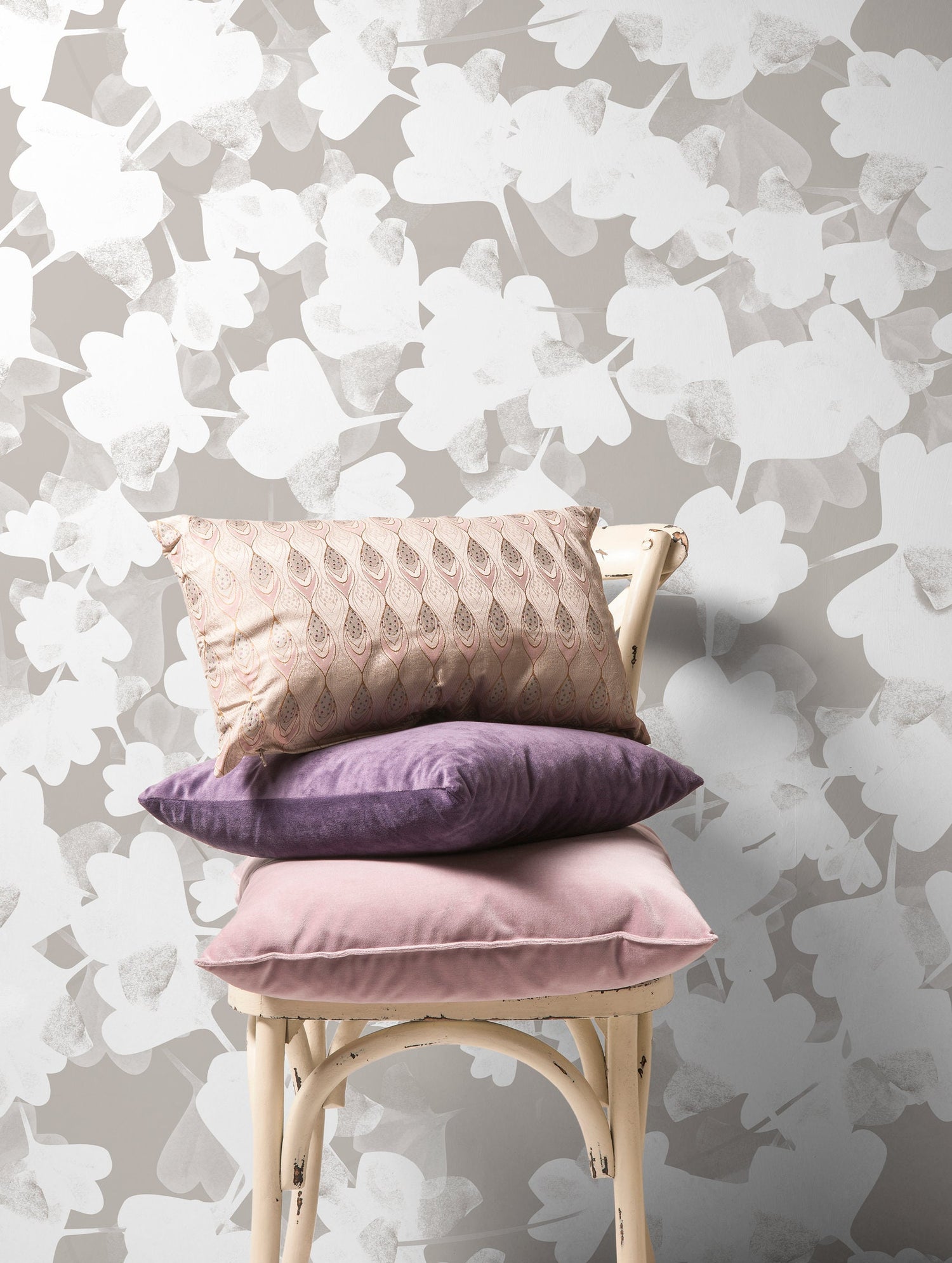 Gentle Floral Cascade Wallpaper - X017