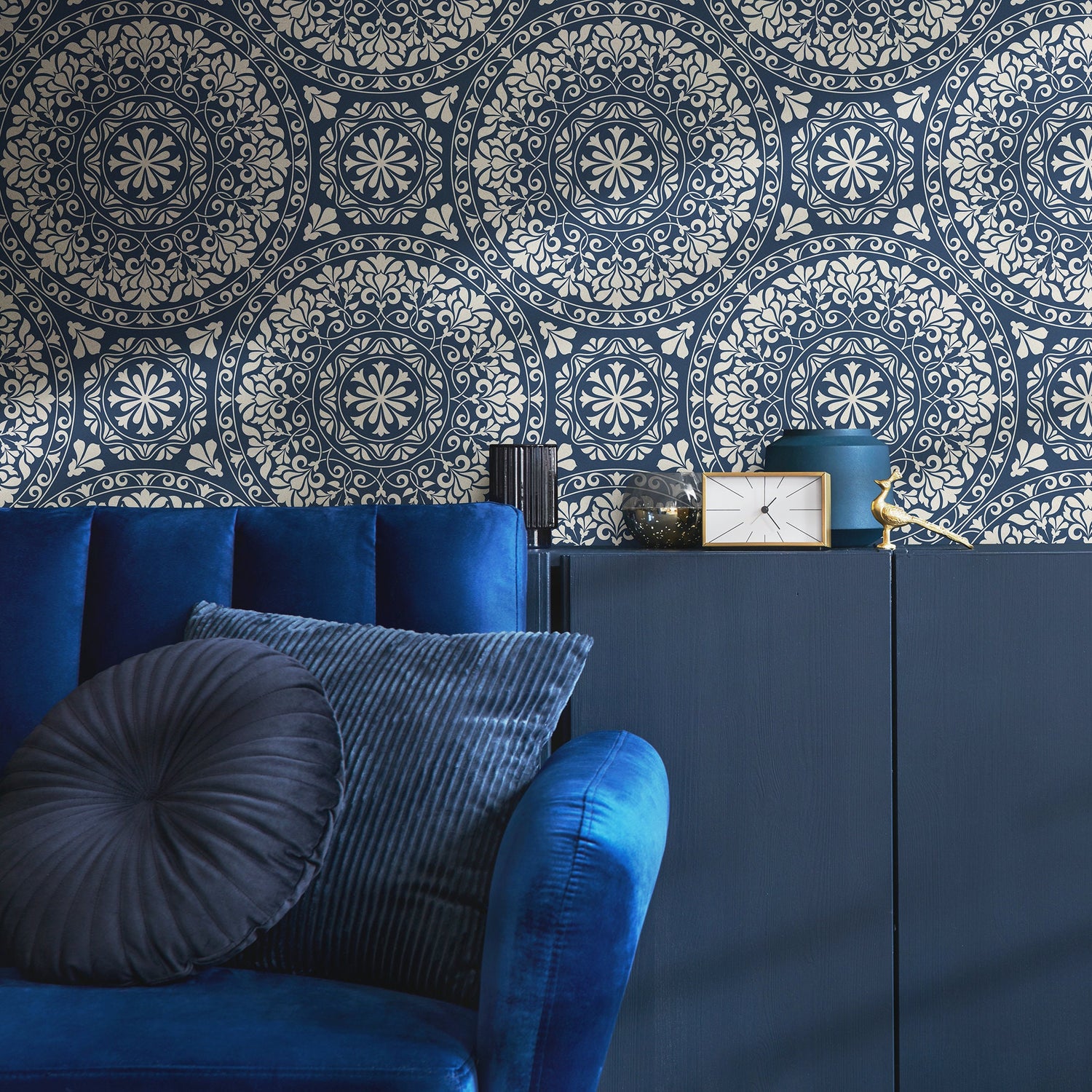 Elegant Victorian Floral Medallion Wallpaper - B237