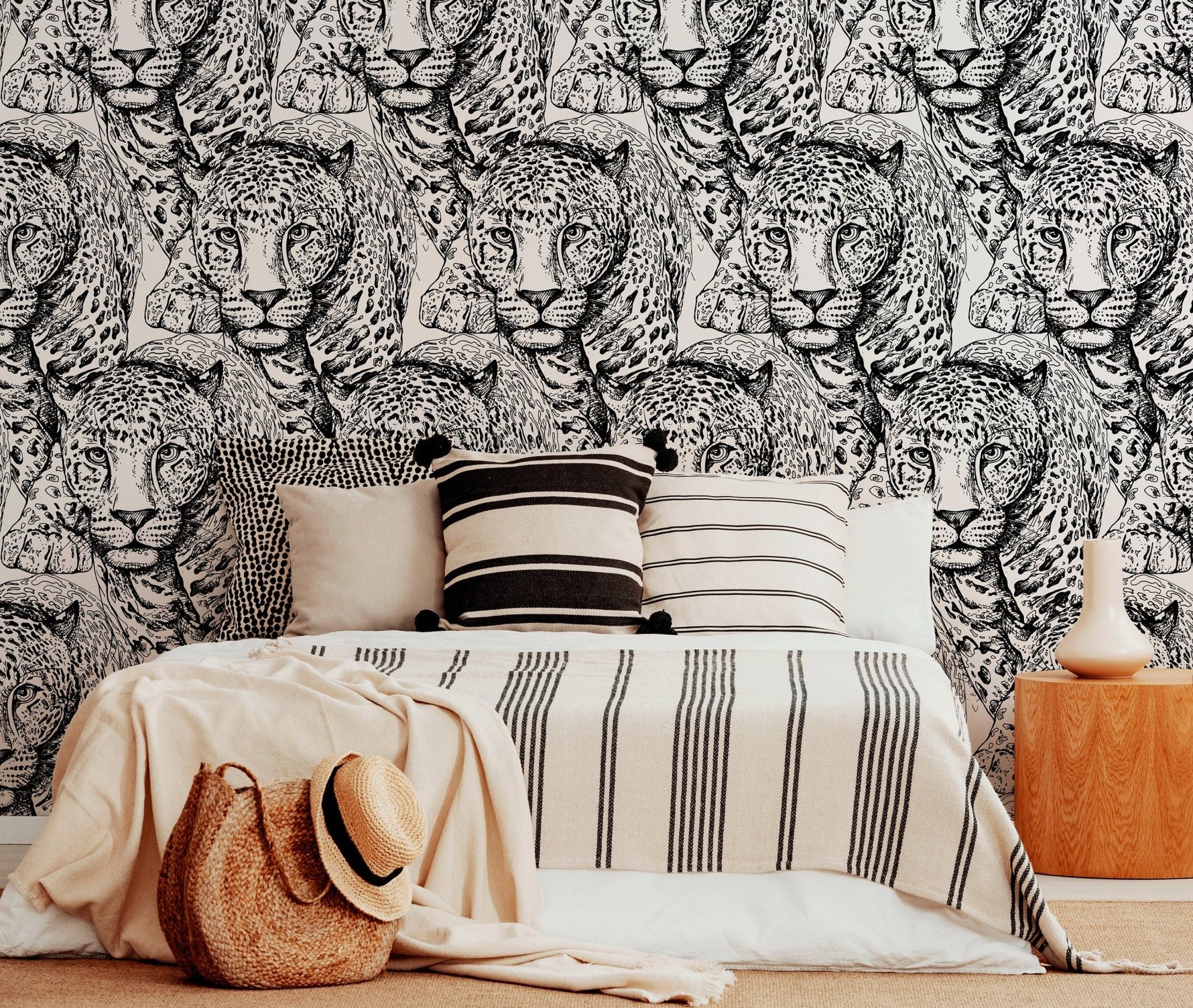 Monochrome Jungle Majesty Wallpaper - B525 - WallTrend